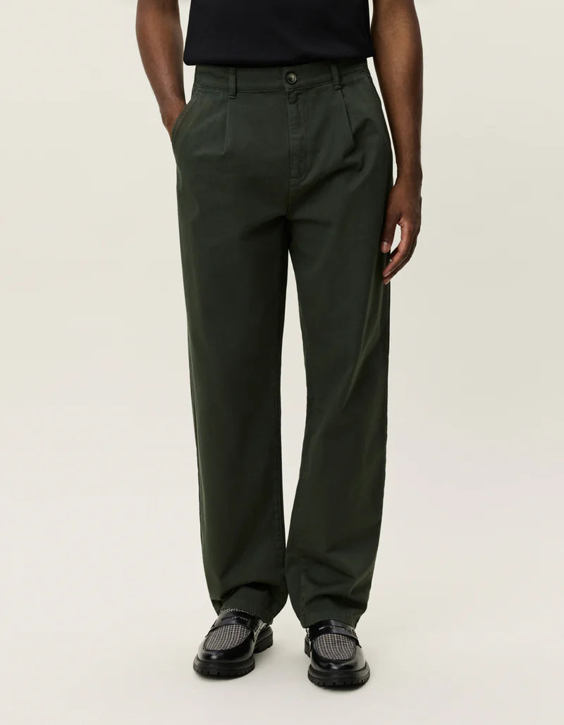 LES DEUX Romeo Pleated Chino Pants