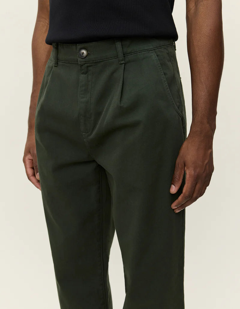 LES DEUX Romeo Pleated Chino Pants