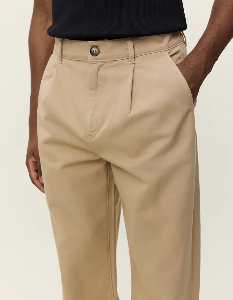 LES DEUX Romeo Pleated Chino Pants